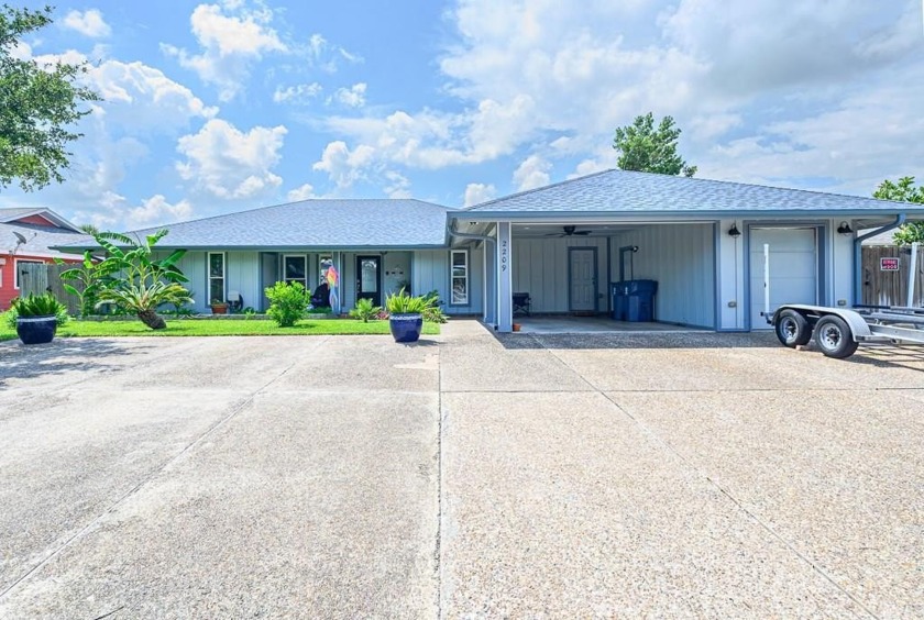 This beautiful and well-maintained canal home is on a quiet - Beach Home for sale in Rockport, Texas on Beachhouse.com