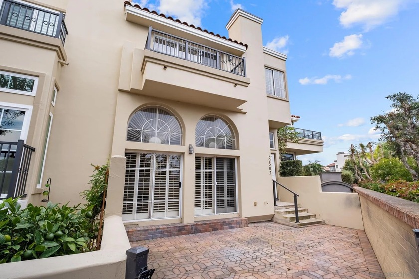 An extremely rare opportunity awaits... Imagine shaping your - Beach Townhome/Townhouse for sale in Huntington Beach, California on Beachhouse.com