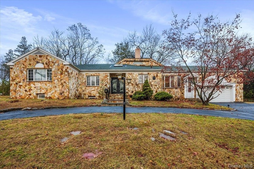 Welcome to this Sprawling Ranch in the Prestigious Village of - Beach Home for sale in Great Neck, New York on Beachhouse.com