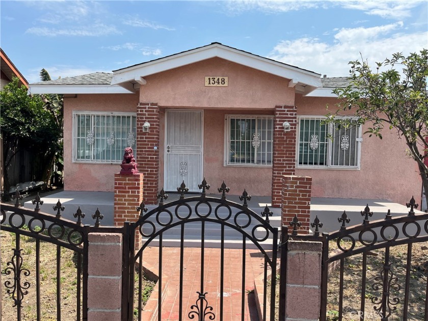 Come see this opportunity! Units have been updated. Parking on - Beach Townhome/Townhouse for sale in Long Beach, California on Beachhouse.com