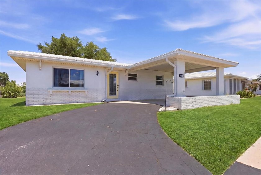 One or more photo(s) has been virtually staged. Move-in ready - Beach Home for sale in North Port, Florida on Beachhouse.com