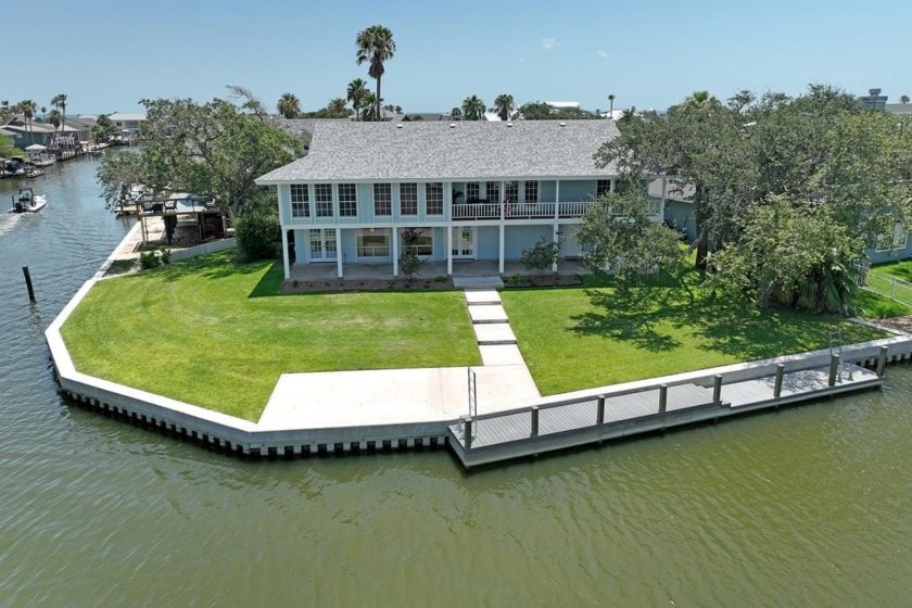 Welcome to 21 Pelican, a coastal contemporary home with classic - Beach Home for sale in Rockport, Texas on Beachhouse.com