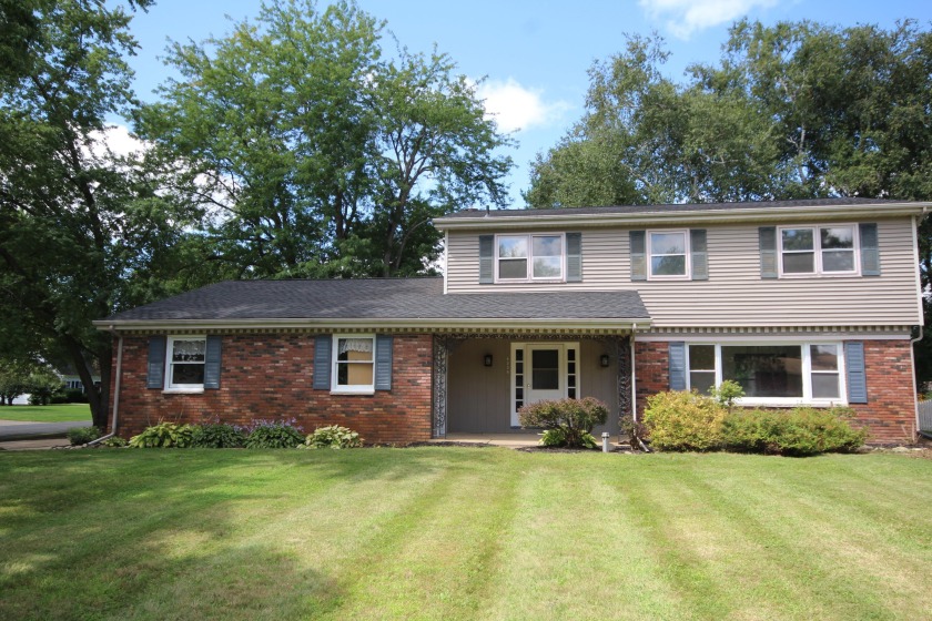 1/3 Acre yard! Beautiful brick and vinyl sided 2-story! - Beach Home for sale in Vicksburg, Michigan on Beachhouse.com