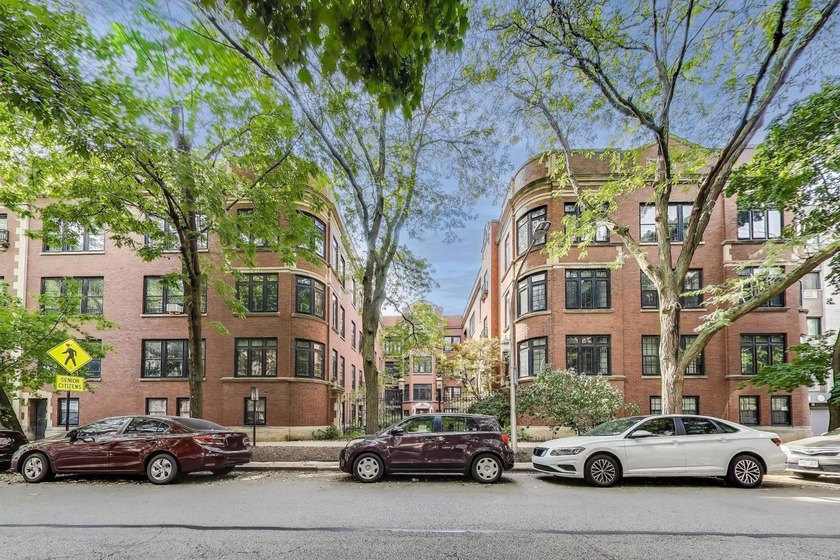 PLEASE ONLY CONTACT AMIE KLUJIAN. Welcome to 2918 W Pine Grove - Beach Condo for sale in Chicago, Illinois on Beachhouse.com