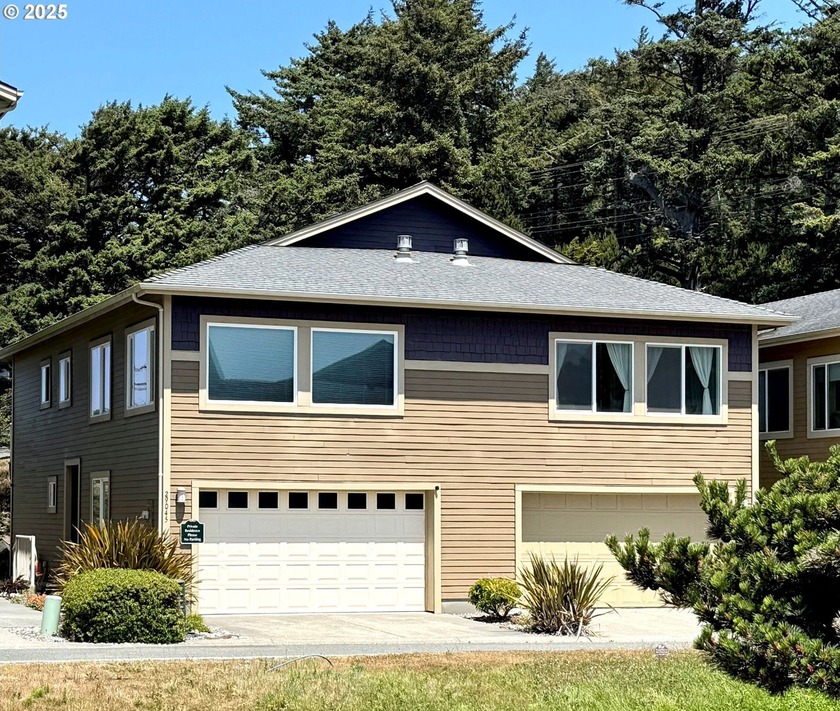 THIS IS THE PLACE if you're looking for a coastal retreat from - Beach Townhome/Townhouse for sale in Gold Beach, Oregon on Beachhouse.com