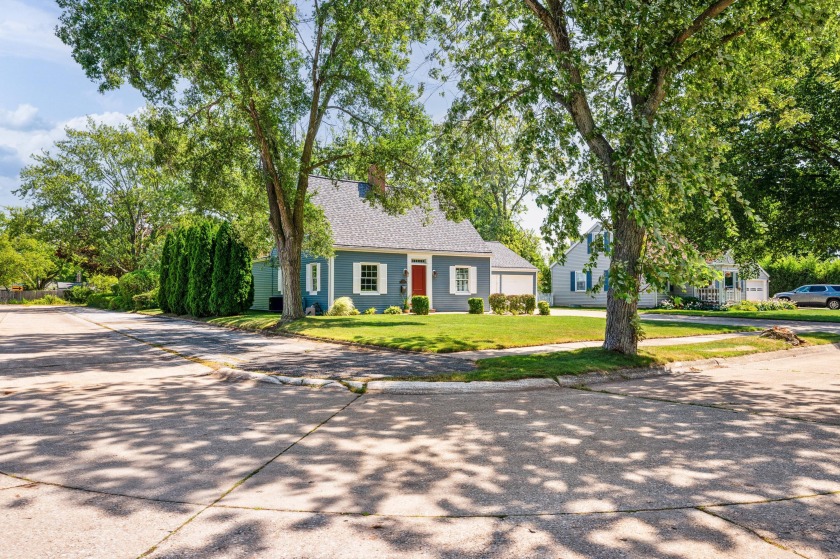 Adorable cape cod across the street from Lincoln Elementary! - Beach Home for sale in Saint Joseph, Michigan on Beachhouse.com