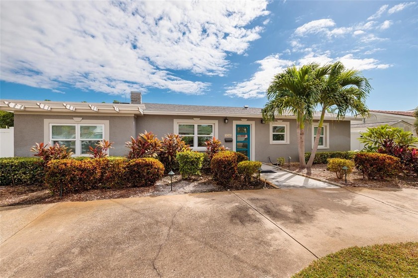 Under contract-accepting backup offers. Here's your chance to - Beach Home for sale in St. Petersburg, Florida on Beachhouse.com