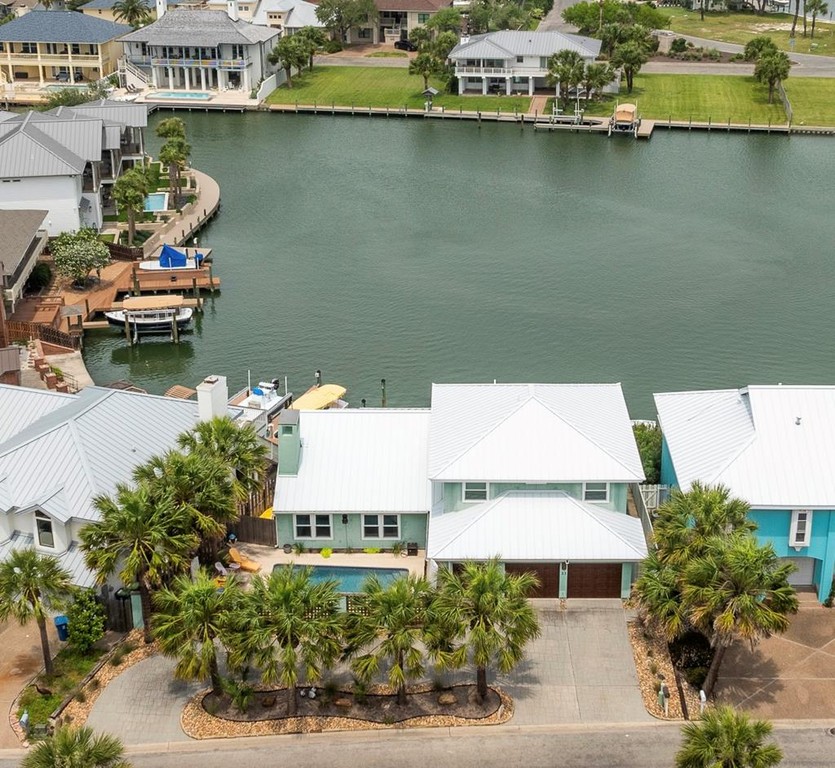 This home offers a coastal ambiance, contemporary flair and - Beach Home for sale in Rockport, Texas on Beachhouse.com