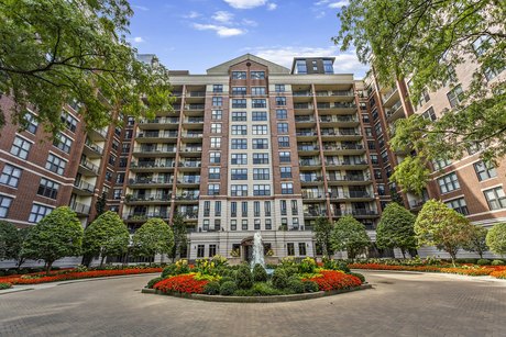 Elevate your lifestyle in this exquisite top-floor duplex - Beach Townhome/Townhouse for sale in Chicago, Illinois on Beachhouse.com