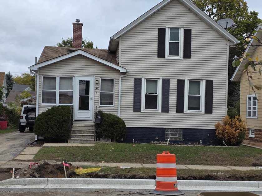 Great home for first time buyer. Solid home fenced backyard. 1st - Beach Home for sale in Kenosha, Wisconsin on Beachhouse.com