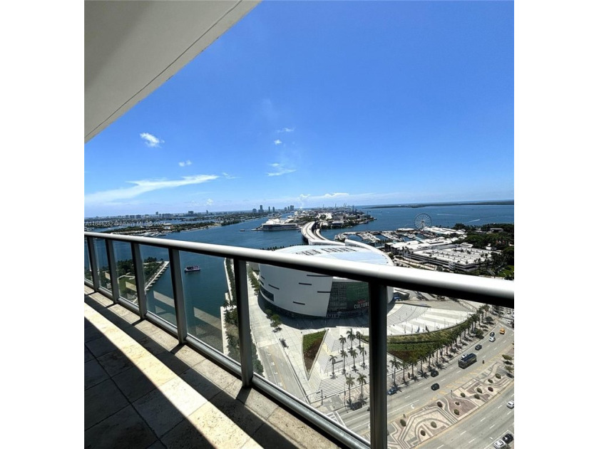 This fantastic unit offers stunning views of Biscayne Bay and - Beach Condo for sale in Miami, Florida on Beachhouse.com