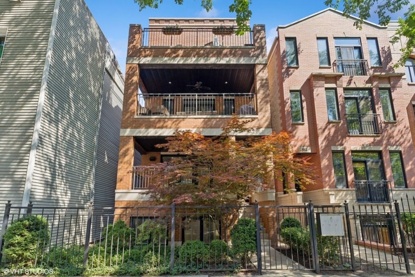 Exceptional Lincoln Park Duplex-Down - This spacious 4BR/2.5BA - Beach Townhome/Townhouse for sale in Chicago, Illinois on Beachhouse.com