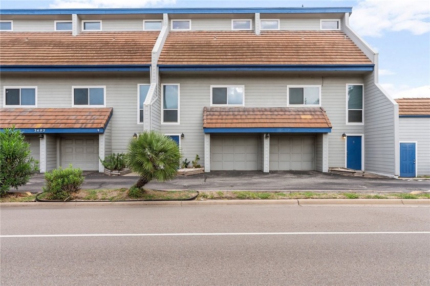 Gorgeous waterfront 2 bedroom, 2 bath condo with stunning views - Beach Condo for sale in Corpus Christi, Texas on Beachhouse.com