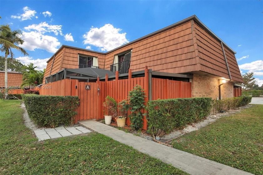 A RidgeWood Retreat! NEWLY UPDATED and beautifully maintained - Beach Townhome/Townhouse for sale in Davie, Florida on Beachhouse.com