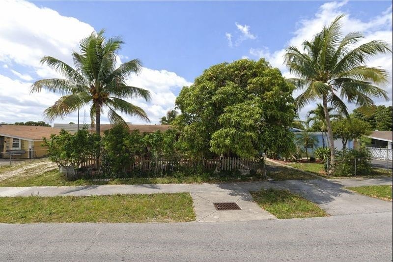 Three-bedroom, one-bath home with no HOA, featuring a separate 1 - Beach Home for sale in Deerfield Beach, Florida on Beachhouse.com