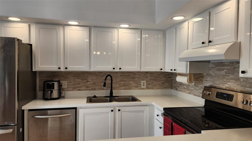 This modern charm townhouse features two spacious bedrooms, each - Beach Townhome/Townhouse for sale in Vero Beach, Florida on Beachhouse.com