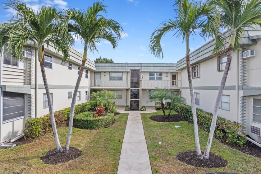 BEAUTIFUL UPDATED CONDO | DESIRABLE 55+ KINGS POINT | NEW ROOF - Beach Condo for sale in Delray Beach, Florida on Beachhouse.com