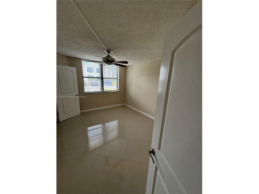 Beautiful & spacious 2 bed/ 2 bath unit at the amazing Lake - Beach Condo for sale in Oakland Park, Florida on Beachhouse.com