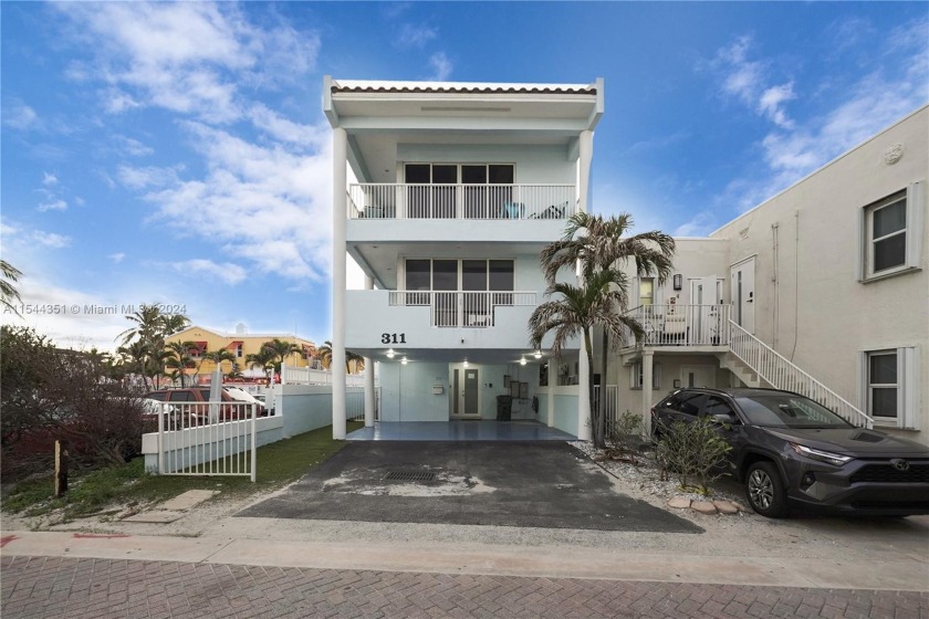 Prime location in Hollywood Beach!! Welcome to the perfect - Beach Home for sale in Hollywood, Florida on Beachhouse.com