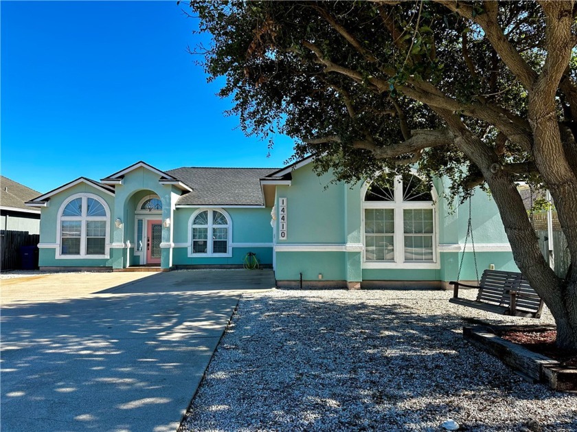 Light, Bright, and Airy in this 3 bedroom, 2- bathroom home - Beach Home for sale in Corpus Christi, Texas on Beachhouse.com