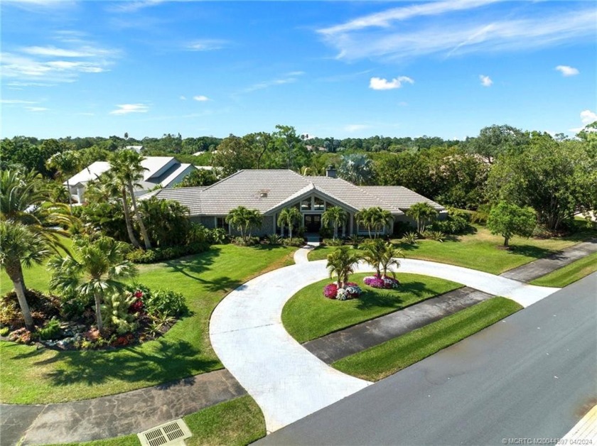 Discover perfection in Palm City and love your lifestyle with - Beach Home for sale in Palm City, Florida on Beachhouse.com