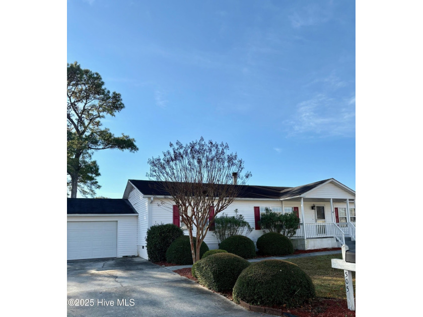 Welcome to this charming 55+ home in the desirable Capeside - Beach Home for sale in Wilmington, North Carolina on Beachhouse.com