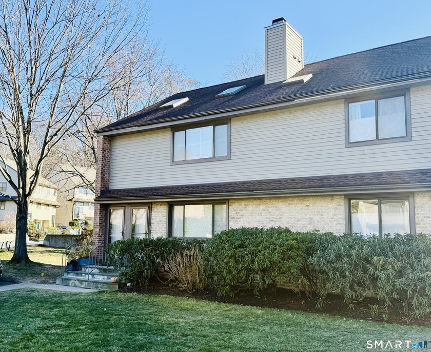 Bright and spacious 2-bedroom, 2-full-bath second-floor end-unit - Beach Condo for sale in Stamford, Connecticut on Beachhouse.com