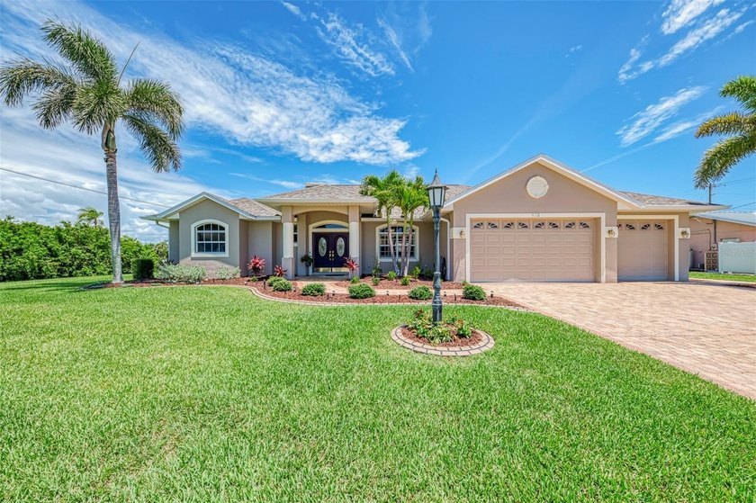 Stunning three bedroom, two and a half bath, three car-garage - Beach Home for sale in Venice, Florida on Beachhouse.com