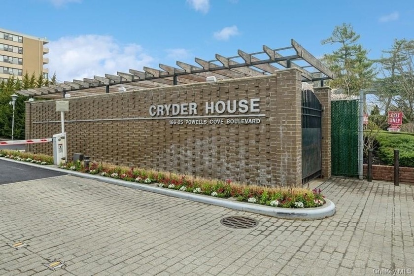 Luxurious 2-bedroom, 2-bathroom luxury apartment Unit #18G. With - Beach Home for sale in Beechhurst, New York on Beachhouse.com