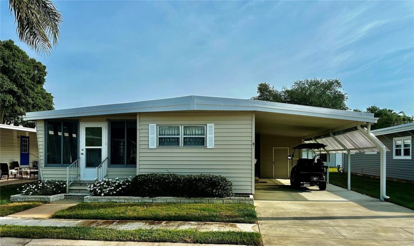 This stunning golf course community, 3 bedroom 2 bath home - Beach Home for sale in Largo, Florida on Beachhouse.com