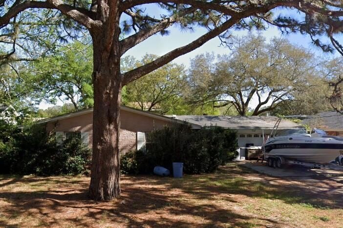 Great central location! Minutes from bases, beaches, shopping - Beach Home for sale in Fort Walton Beach, Florida on Beachhouse.com