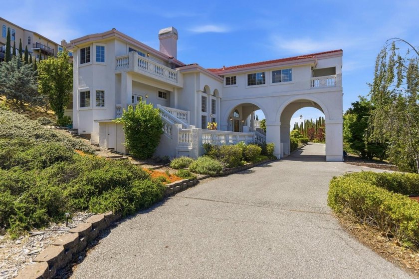 Grand View Estate on 2.42 acres, framed by striking mature - Beach Home for sale in San Jose, California on Beachhouse.com