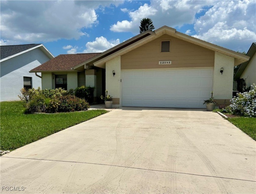 LAKEFRONT Living in Brookshire! Now's your chance to own a - Beach Home for sale in Fort Myers, Florida on Beachhouse.com