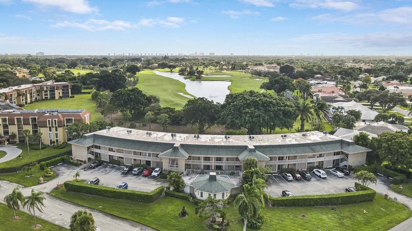 Spacious and stylish, this 2 bed/2 bath first-floor condo is - Beach Condo for sale in Palm Beach Gardens, Florida on Beachhouse.com