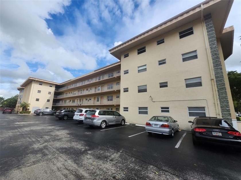 LAUDERDALE LAKES---*PEARL CONDO*  ---HOPA----55+------IMMACULATE - Beach Condo for sale in Lauderdale Lakes, Florida on Beachhouse.com