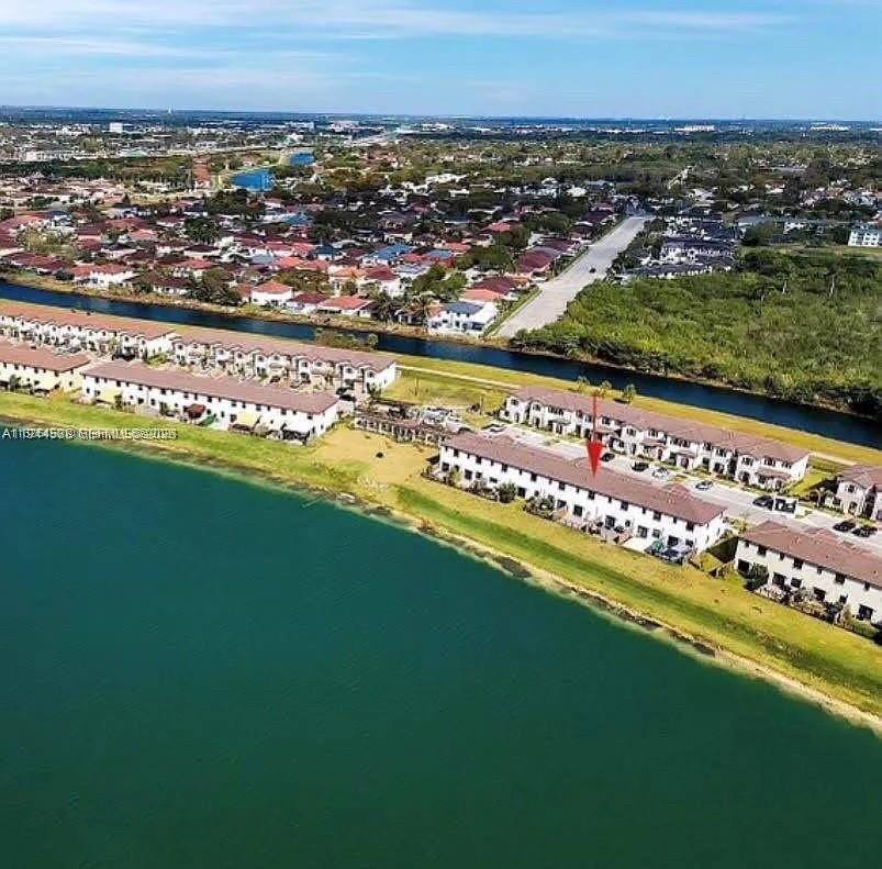 Beautifully updated lakefront townhouse located in the desirable - Beach Townhome/Townhouse for sale in Miami, Florida on Beachhouse.com