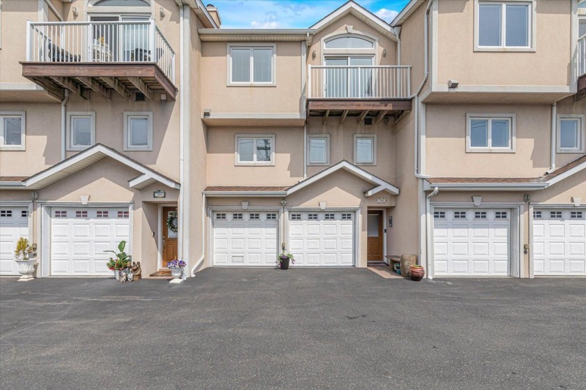 Luxury Pristine Bayfront Townhouse blocks from the ocean with - Beach Condo for sale in Long Beach, New York on Beachhouse.com