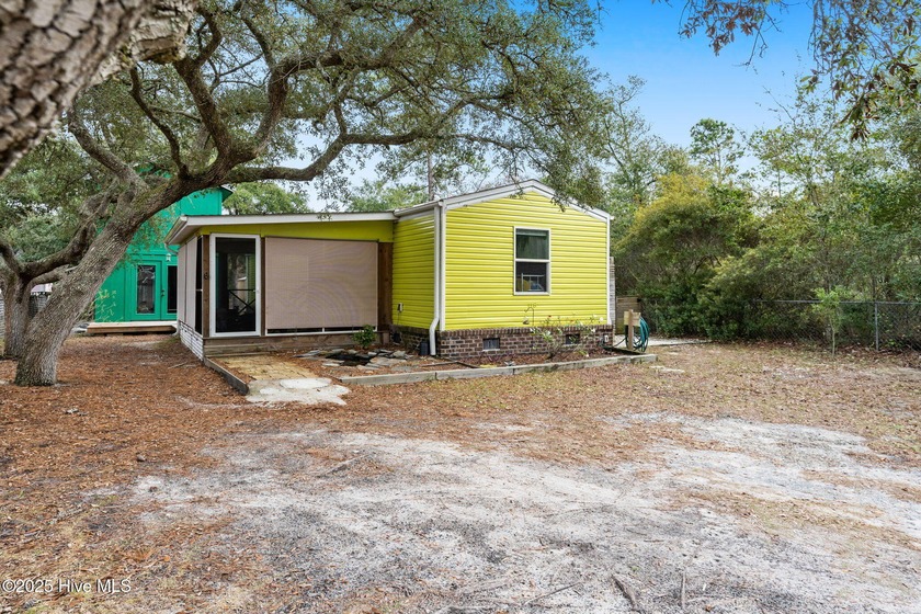 Wow! Island home in a prime location just 0.3 miles from direct - Beach Home for sale in Oak Island, North Carolina on Beachhouse.com