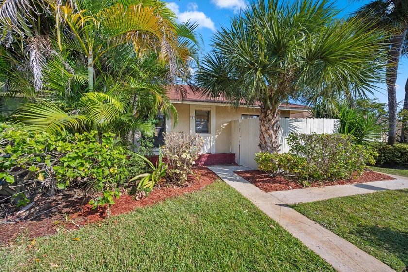 Bright and inviting, this 2-bedroom, 2-bath townhome is - Beach Townhome/Townhouse for sale in Boynton Beach, Florida on Beachhouse.com