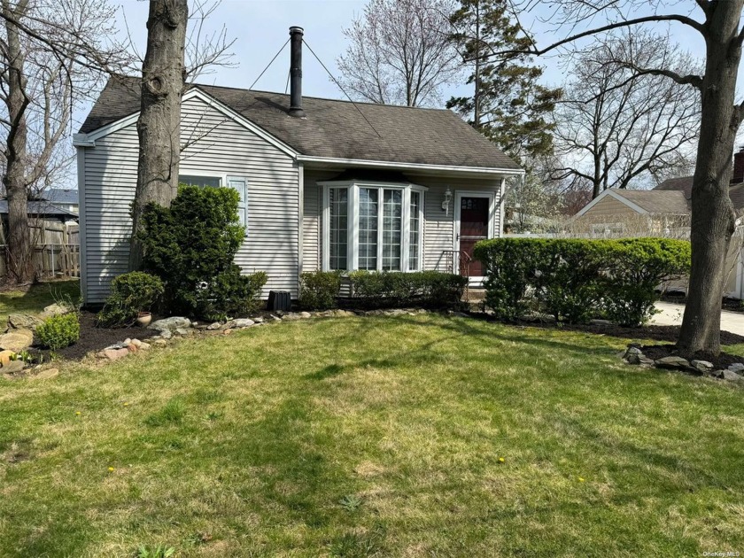 Cute Canaan Lake community. 2 bedroom 1 full bath Ranch with - Beach Home for sale in Patchogue, New York on Beachhouse.com