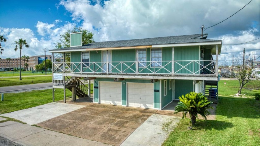 11+% CAP RATE! Great INVESTOR opportunity, FURNISHED Triplex on - Beach Home for sale in Corpus Christi, Texas on Beachhouse.com