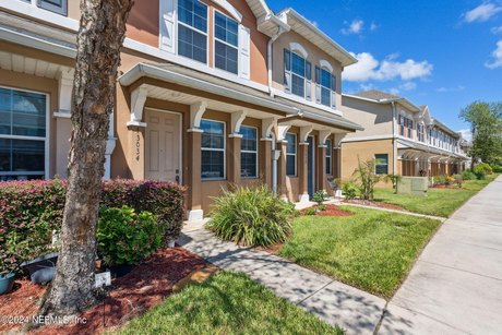 Enjoy easy living in a convenient location at an affordable - Beach Townhome/Townhouse for sale in Jacksonville, Florida on Beachhouse.com