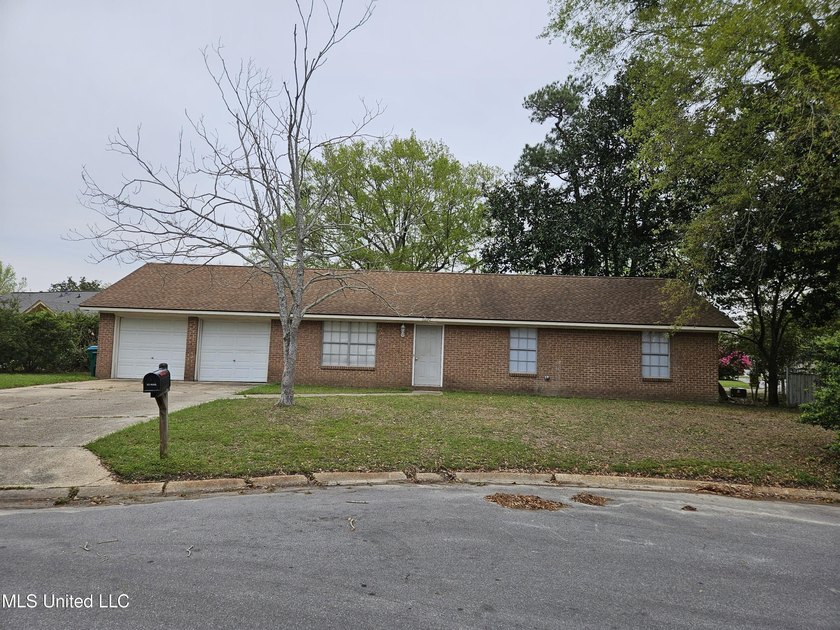 Well maintained brick home on a cul-de-sac just minutes from - Beach Home for sale in Gulfport, Mississippi on Beachhouse.com