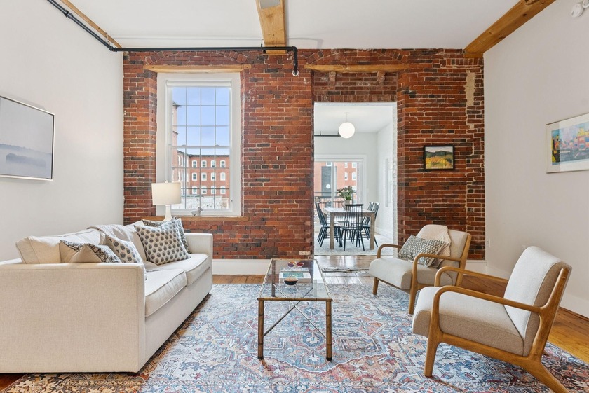 A fantastic two bedroom, two bathroom condo with a sun filled - Beach Condo for sale in Biddeford, Maine on Beachhouse.com