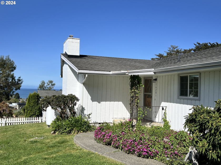 Welcome to your dream vacation getaway at this darling 2-bedroom - Beach Home for sale in Brookings, Oregon on Beachhouse.com