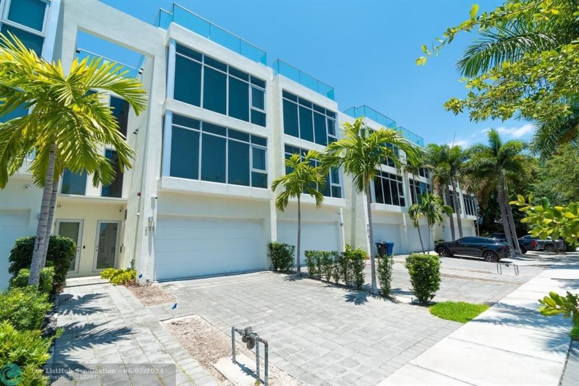 Fisher Auction Company is pleased to present this magnificent - Beach Townhome/Townhouse for sale in Fort Lauderdale, Florida on Beachhouse.com