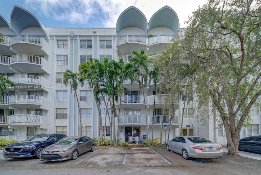 Beautiful Apartment in a good LOCATION, this unit has 2 huge - Beach Condo for sale in Miami, Florida on Beachhouse.com