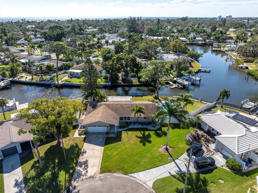 Experience the best of waterfront living on Venetian Place NE in - Beach Home for sale in St. Petersburg, Florida on Beachhouse.com