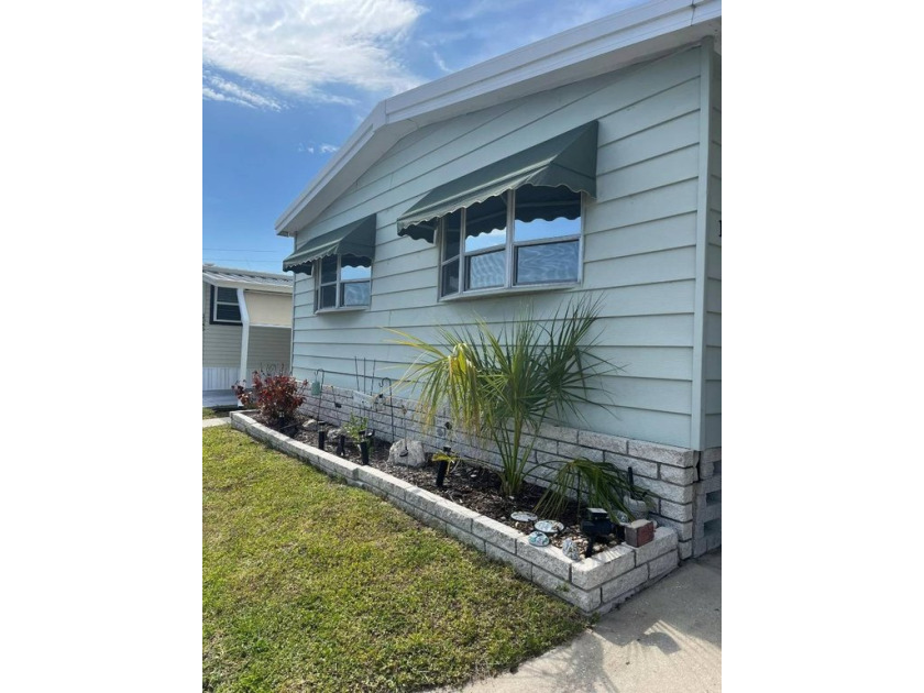 Spacious and well-maintained 1979 double-wide mobile home in a - Beach Home for sale in St. Petersburg, Florida on Beachhouse.com