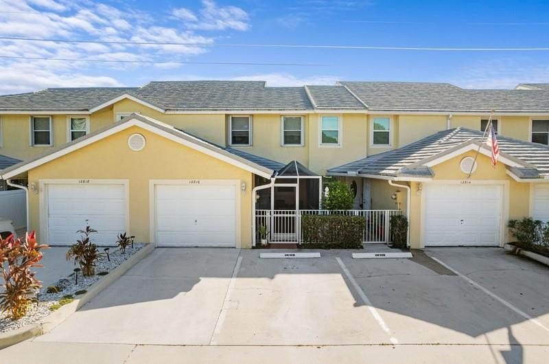 COMPETITIVELY PRICED FOR QUICK SALE! This vacant, move-in ready - Beach Townhome/Townhouse for sale in Palm Beach Gardens, Florida on Beachhouse.com